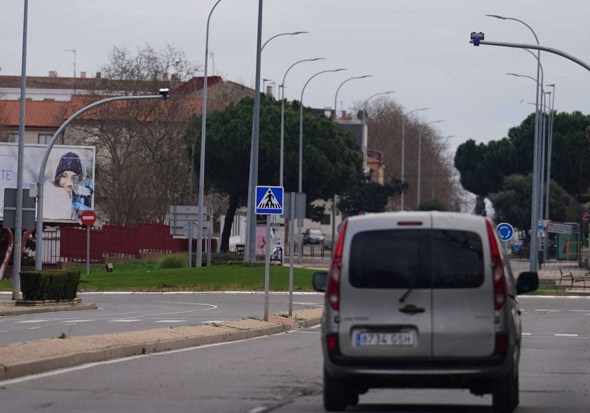 Vehículos transitan bajo el control de un radar de tramo en Salamanca.