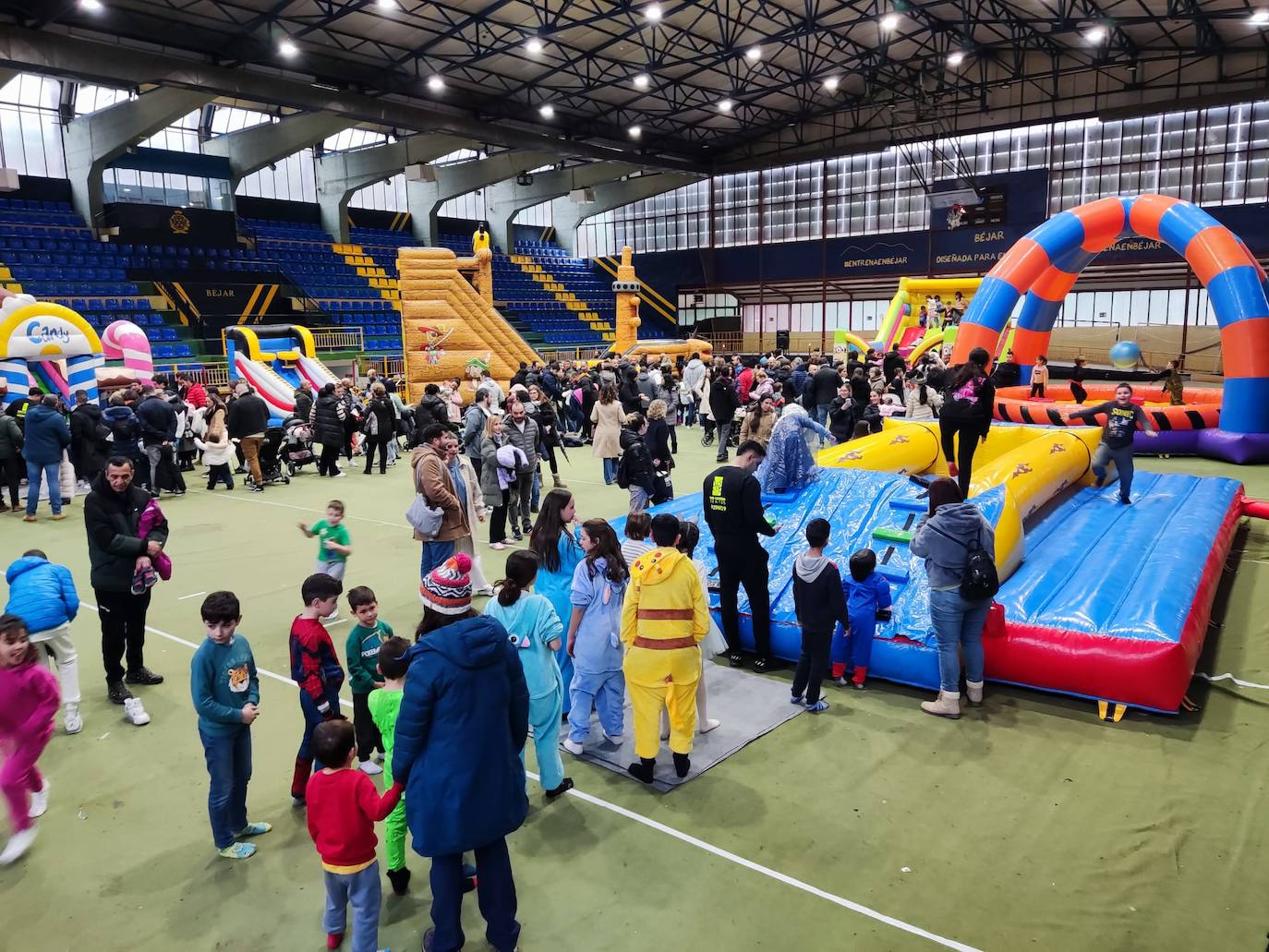 Los niños de Béjar disfrutan del primer día de hinchables por Carnaval