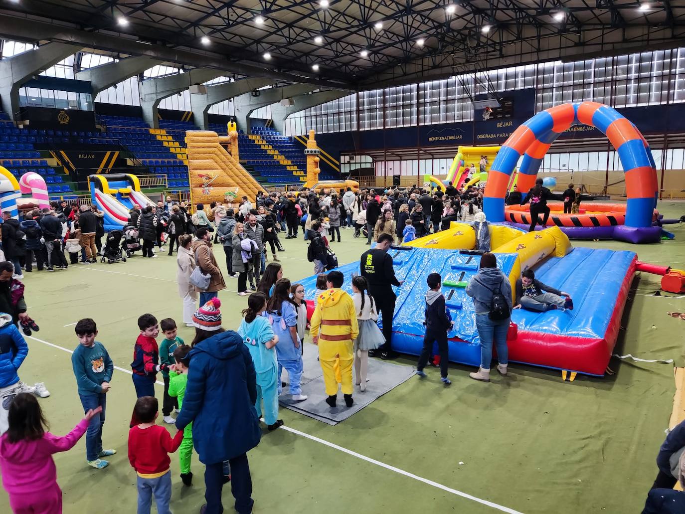 Los niños de Béjar disfrutan del primer día de hinchables por Carnaval