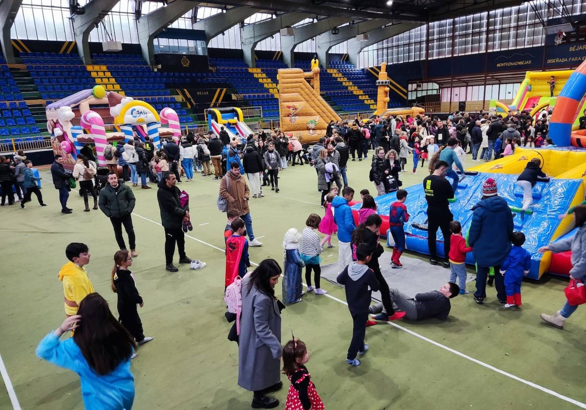 Los niños de Béjar disfrutan del primer día de hinchables por Carnaval