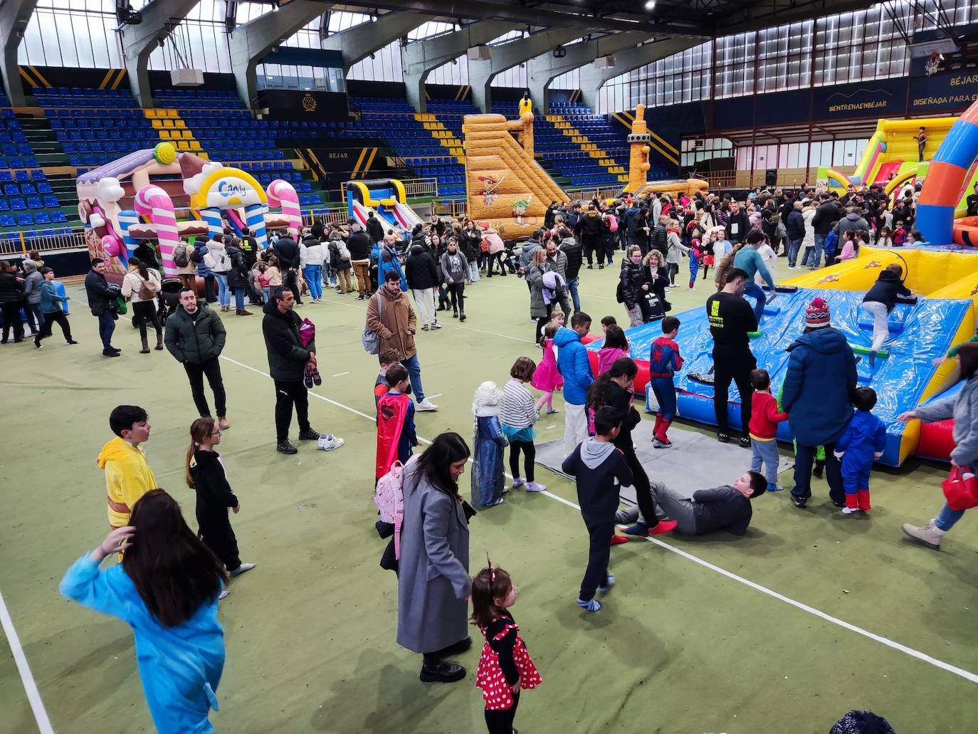 Los niños de Béjar disfrutan del primer día de hinchables por Carnaval