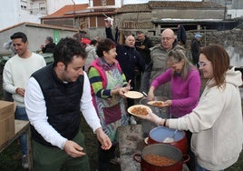 Reparto de chichas para comer en la jornada del domingo