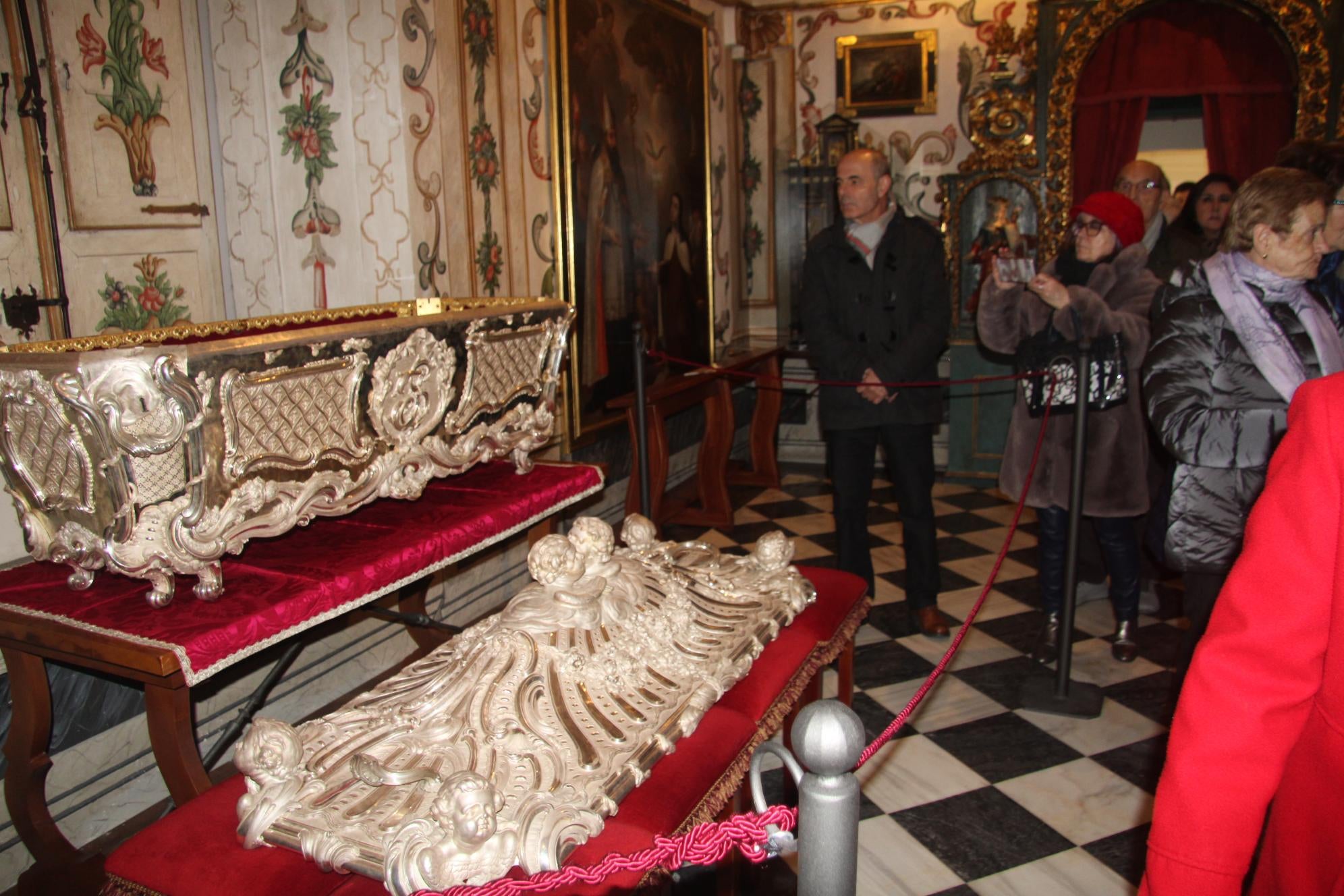 La urna de plata de Santa Teresa, de Alba de Tormes a Toledo para una limpieza profunda