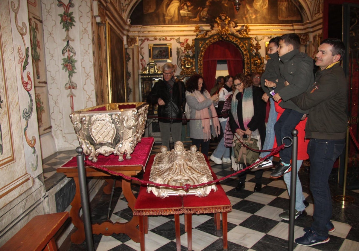 La urna de plata de Santa Teresa, de Alba de Tormes a Toledo para una limpieza profunda