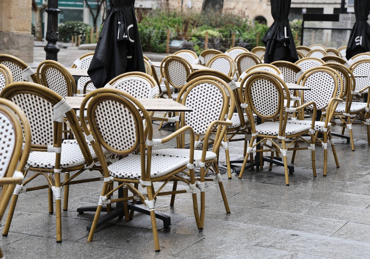 Terraza en una vía céntrica de la capital, ayer.