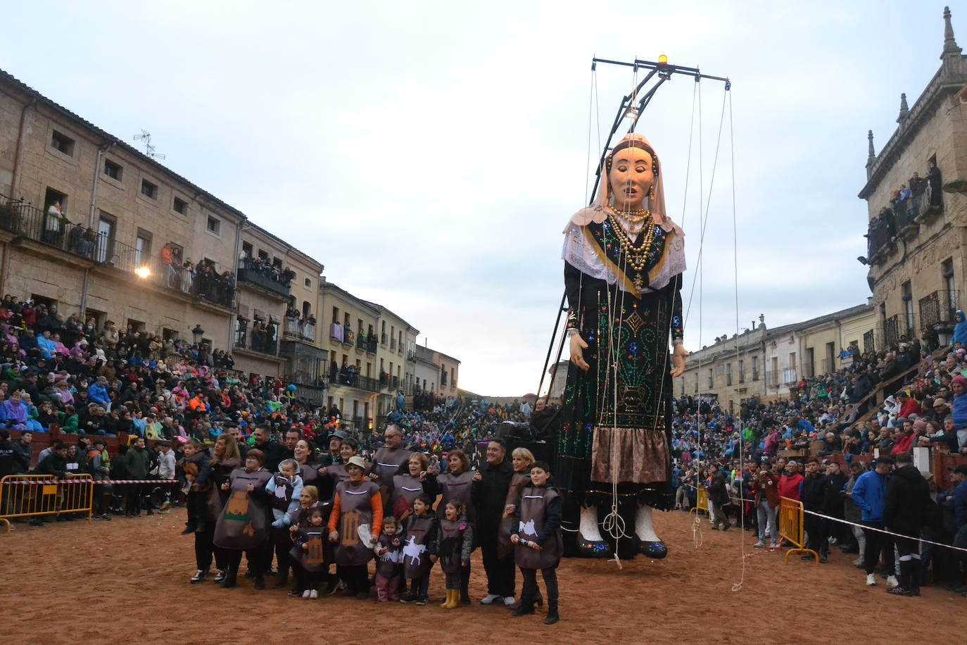 Una imponente charra conquista el Carnaval del Toro