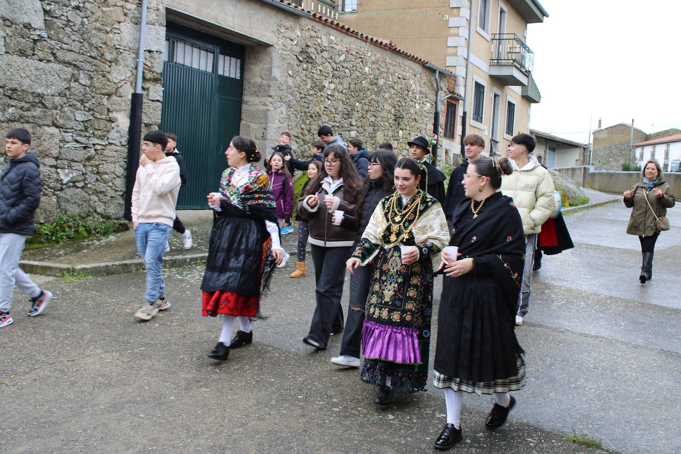 Los quintos de Los Santos no faltan a su cita festiva