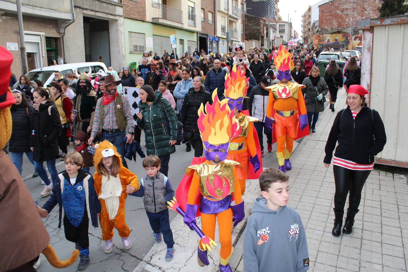 Guijuelo disfruta de su pasacalles con ritmo y sin lluvia