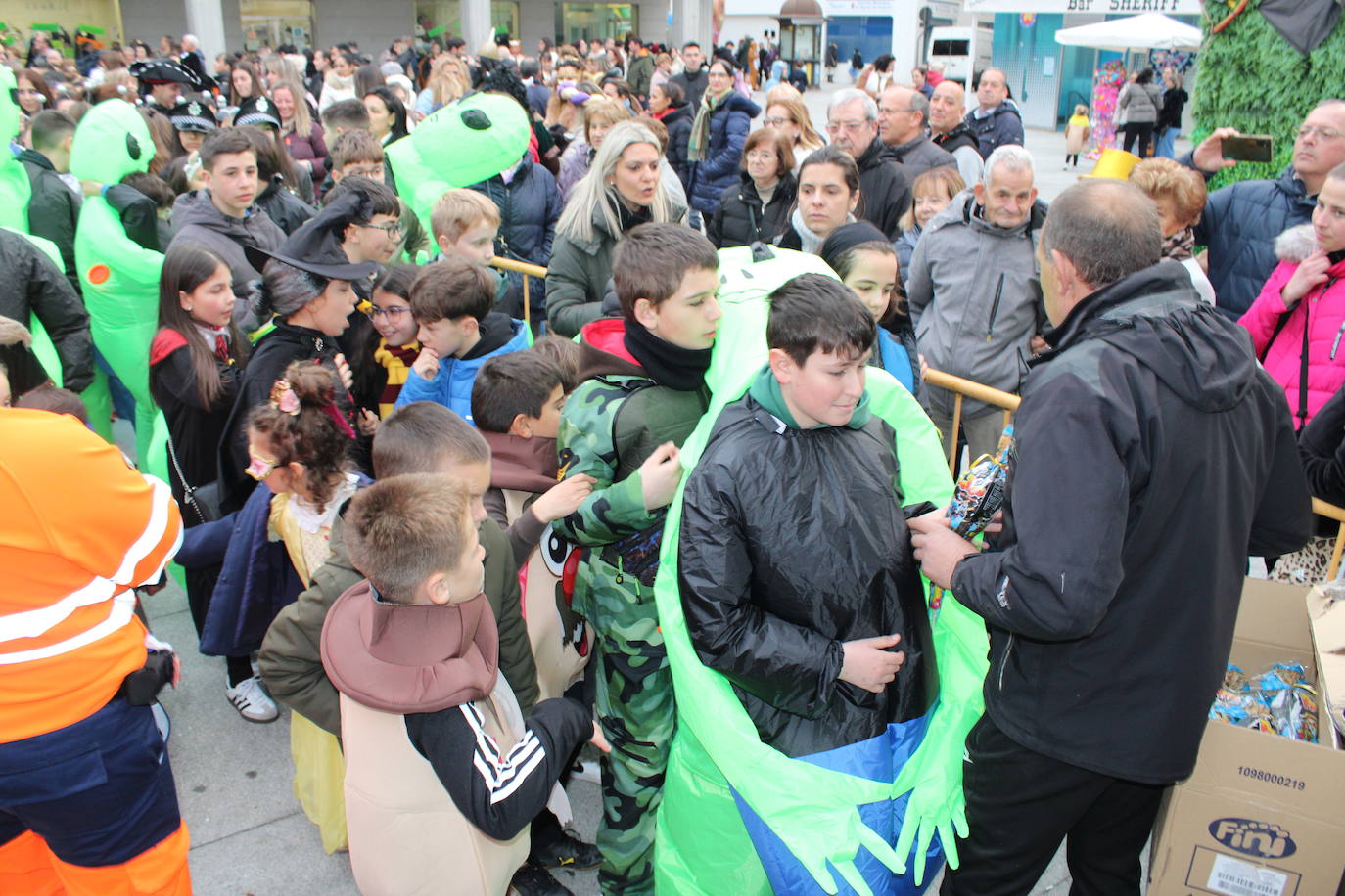 Guijuelo disfruta de su pasacalles con ritmo y sin lluvia