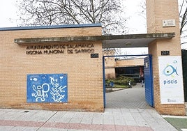 Exterior de las Piscinas de Garrido, ayer.