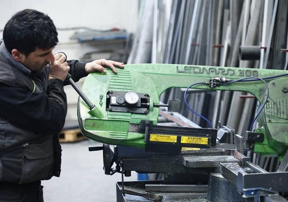 Un trabajador del sector del metal en Salamanca.
