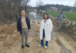 El alcalde, Enrique García, y la concejala, Patricia López, en el lugar de las obras.