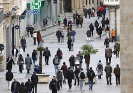 Decenas de personas paseando por el centro de Salamanca.