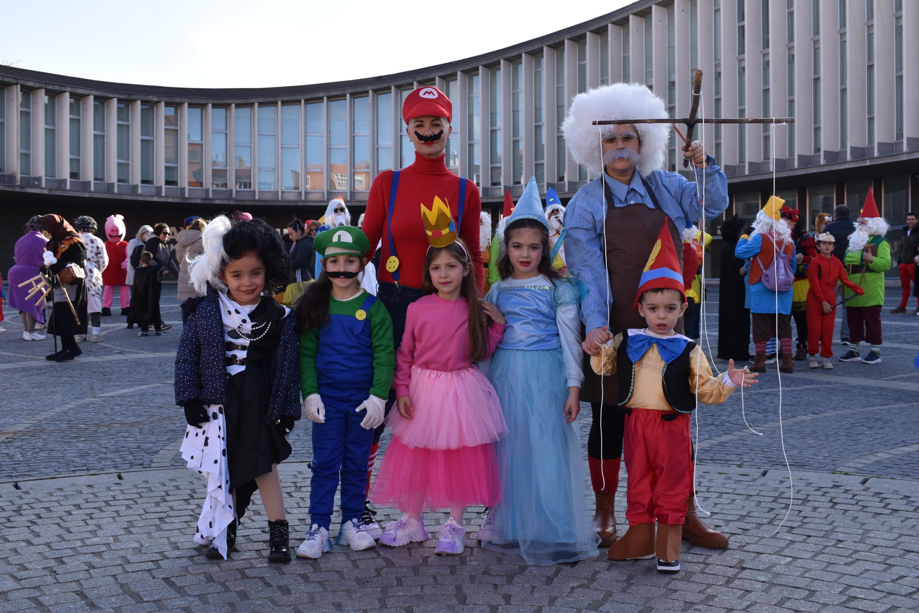 Los personajes de cuentos infantiles caminan por las calles de Santa Marta de Tormes