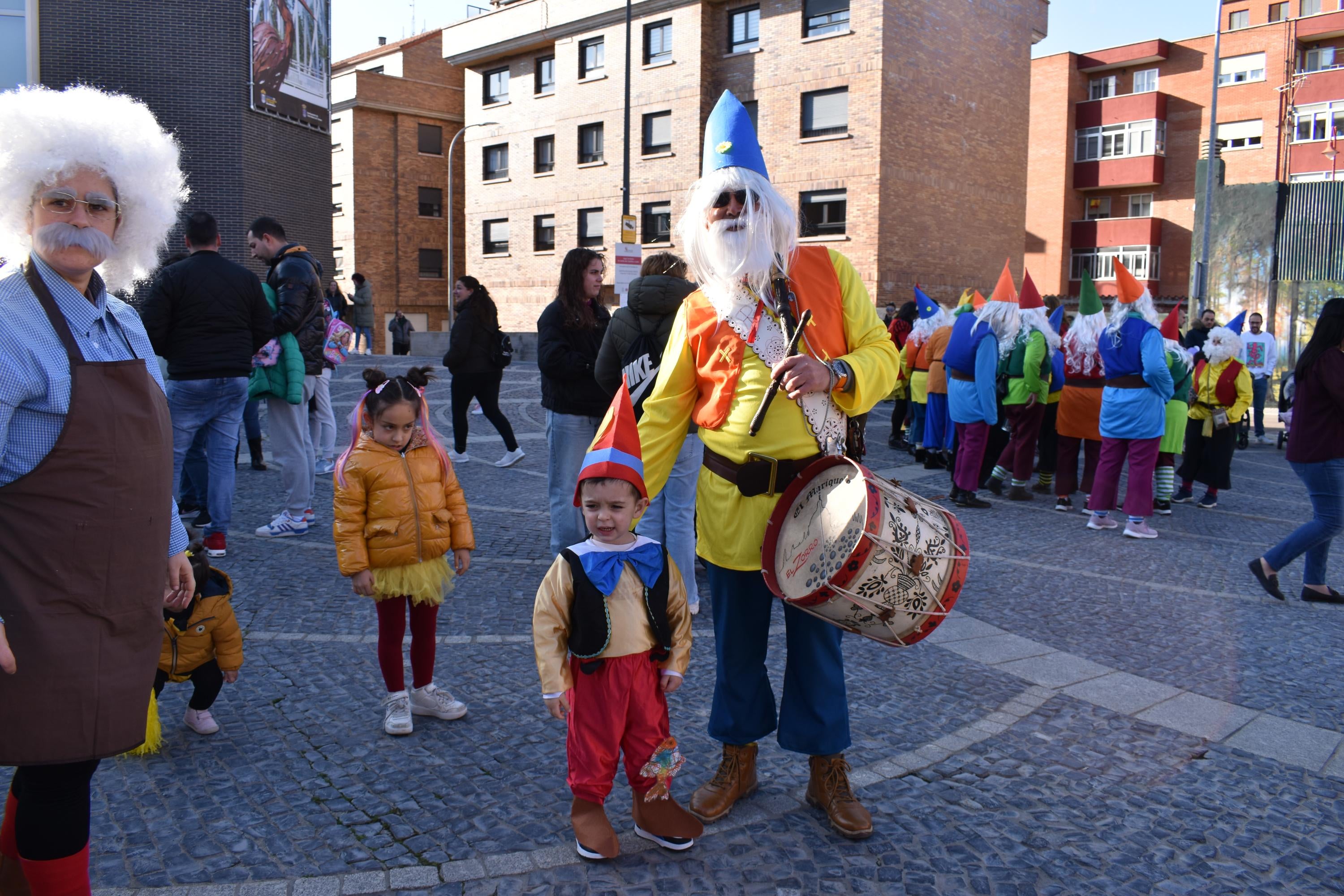 Los personajes de cuentos infantiles caminan por las calles de Santa Marta de Tormes