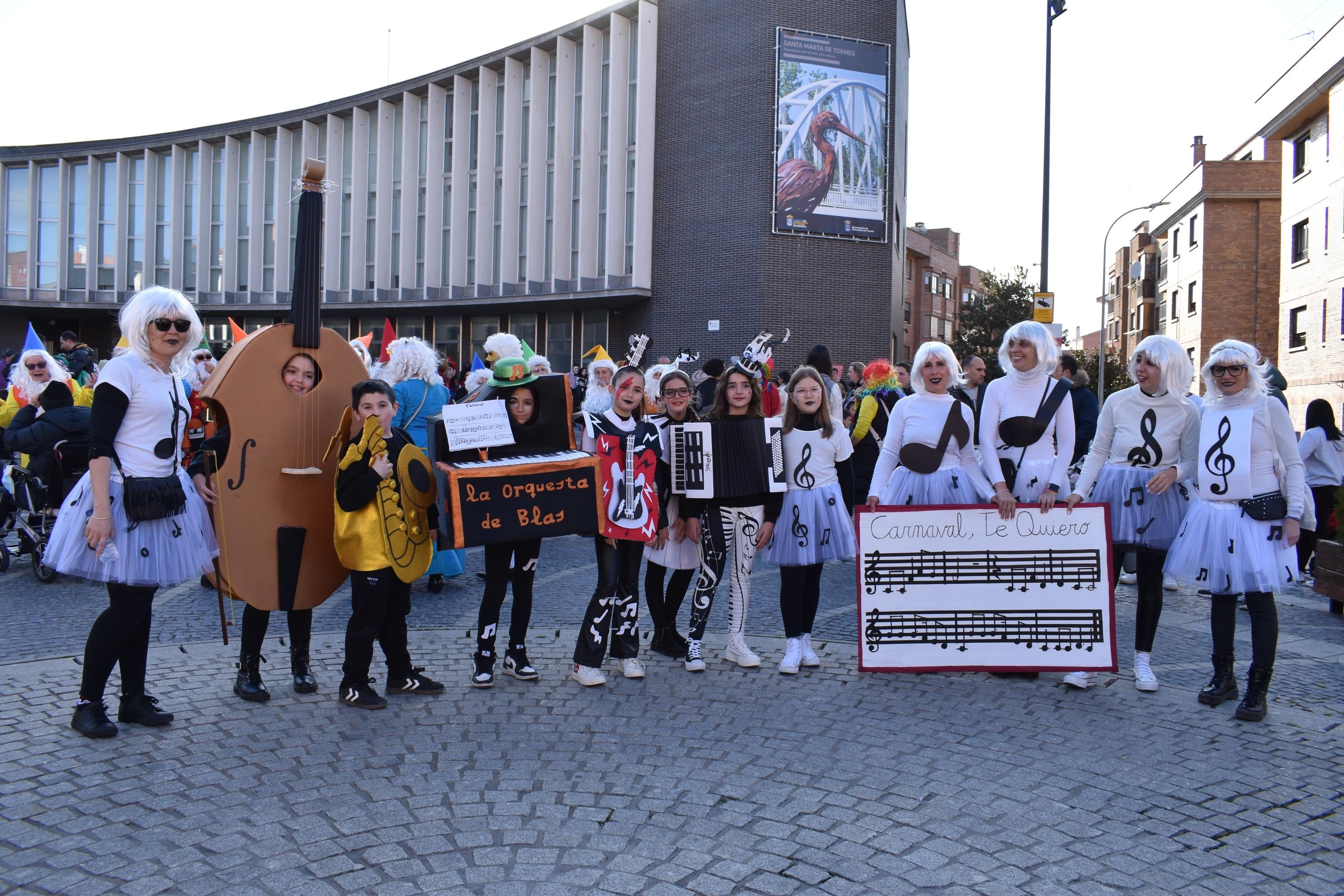 Los personajes de cuentos infantiles caminan por las calles de Santa Marta de Tormes