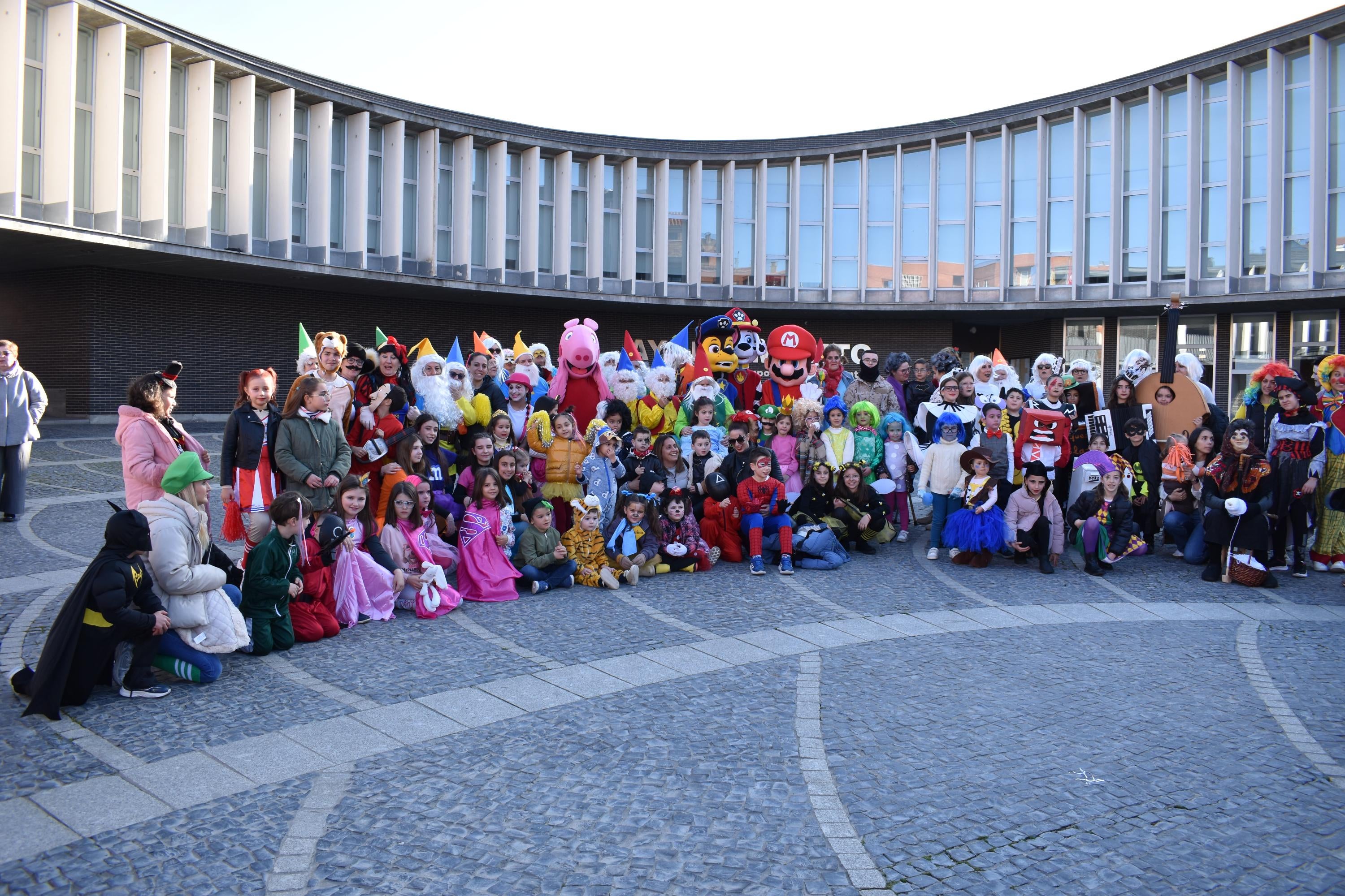 Los personajes de cuentos infantiles caminan por las calles de Santa Marta de Tormes