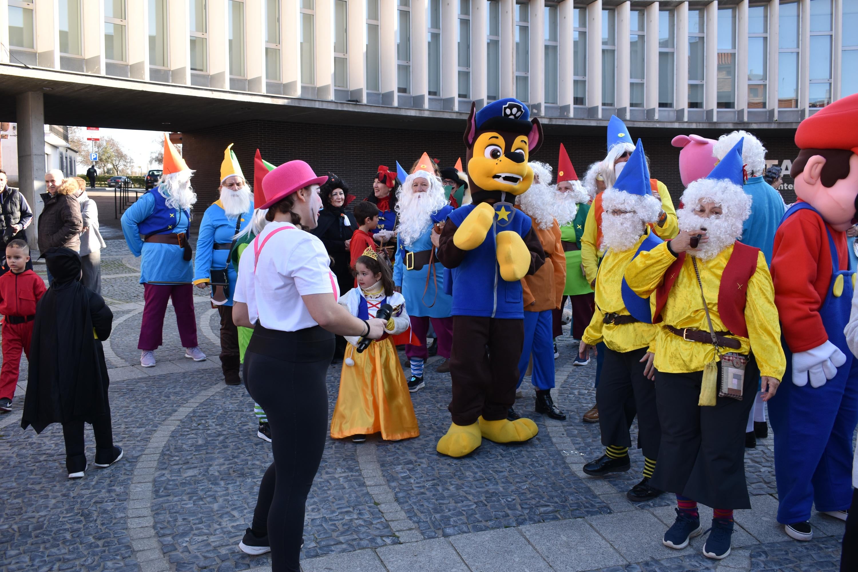 Los personajes de cuentos infantiles caminan por las calles de Santa Marta de Tormes