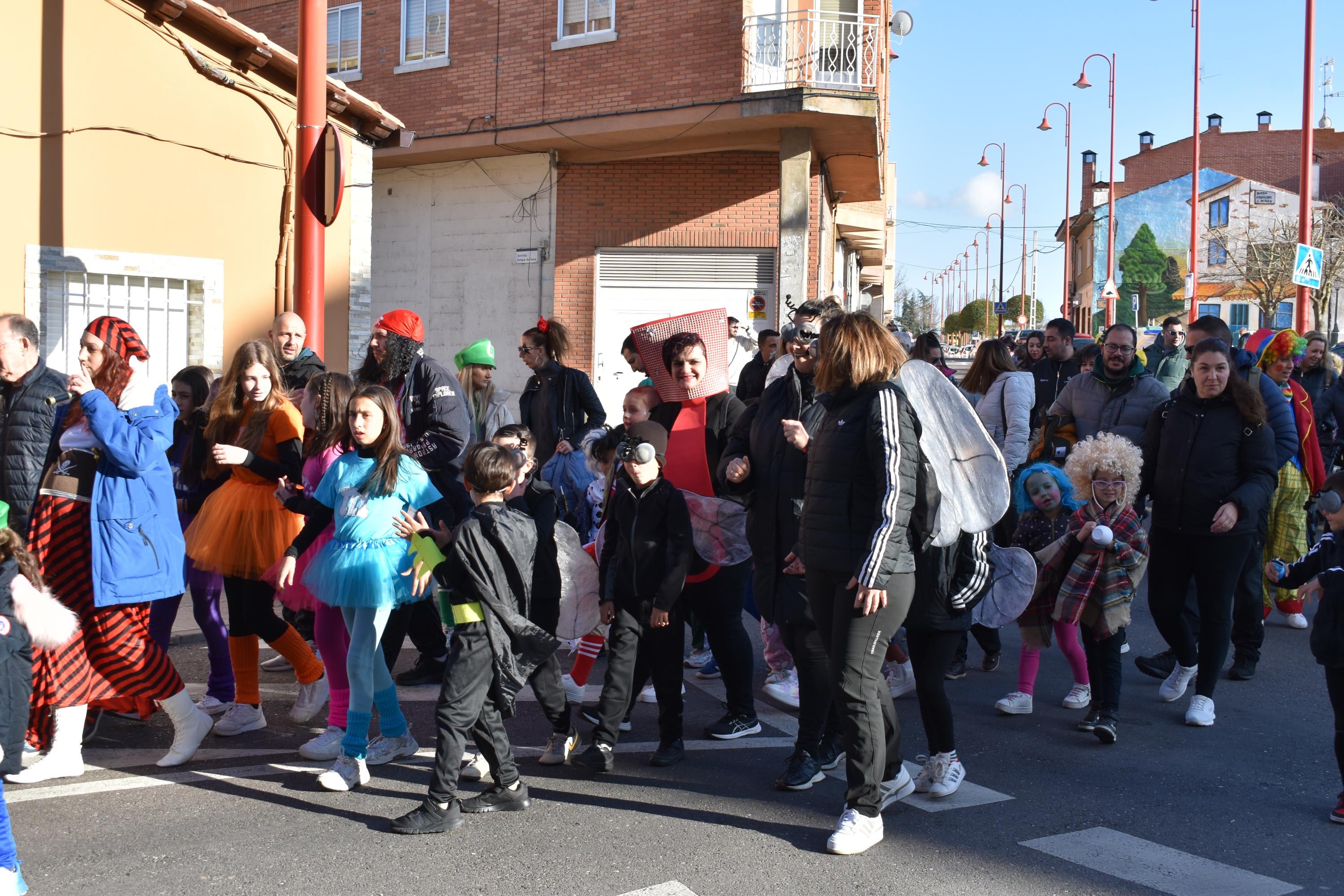 Los personajes de cuentos infantiles caminan por las calles de Santa Marta de Tormes