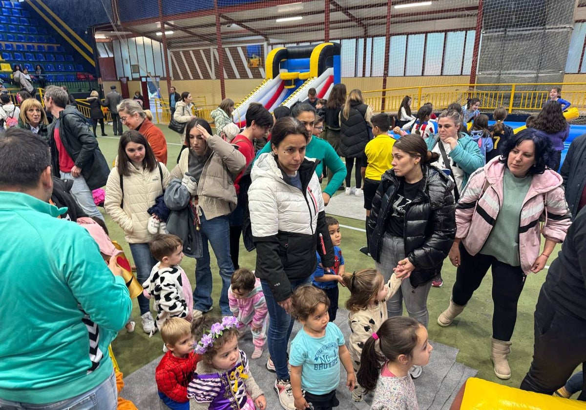 Imagen principal - Los pequeños, disfrutando de la jornada.