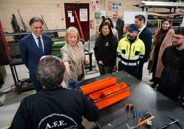 La consejera Leticia García saluda a uno de los alumnos del curso de formación del Ayuntamiento en el CEFOL.