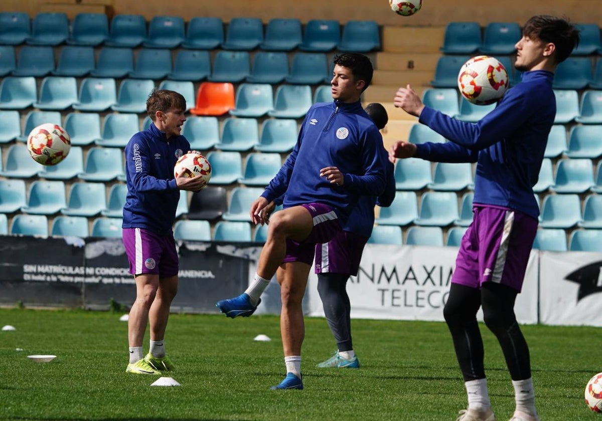 Los jugadores del Salamanca UDS en la sesión de este martes en el Helmántico.