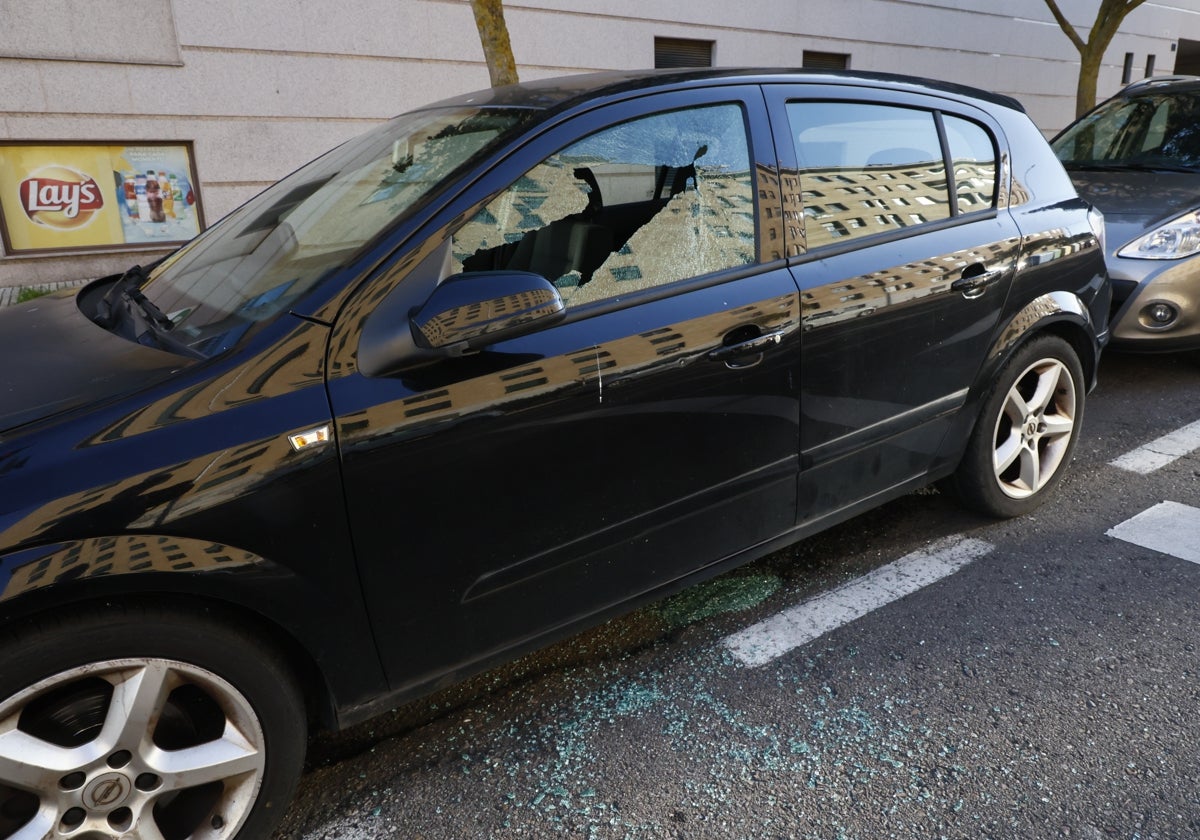 Daños ocasionados al vehículo estacionado en la calle Astorga.