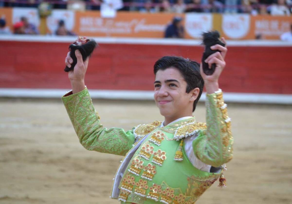 Marco Pérez con las dos orejas de su primer novillo.