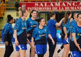 Las jugadoras del Perfumerías Avenida, instantes antes del choque del pasado sábado frente al IDK.