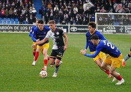 David Rabadán, rodeado por tres rivales en el partido contra el Andorra.