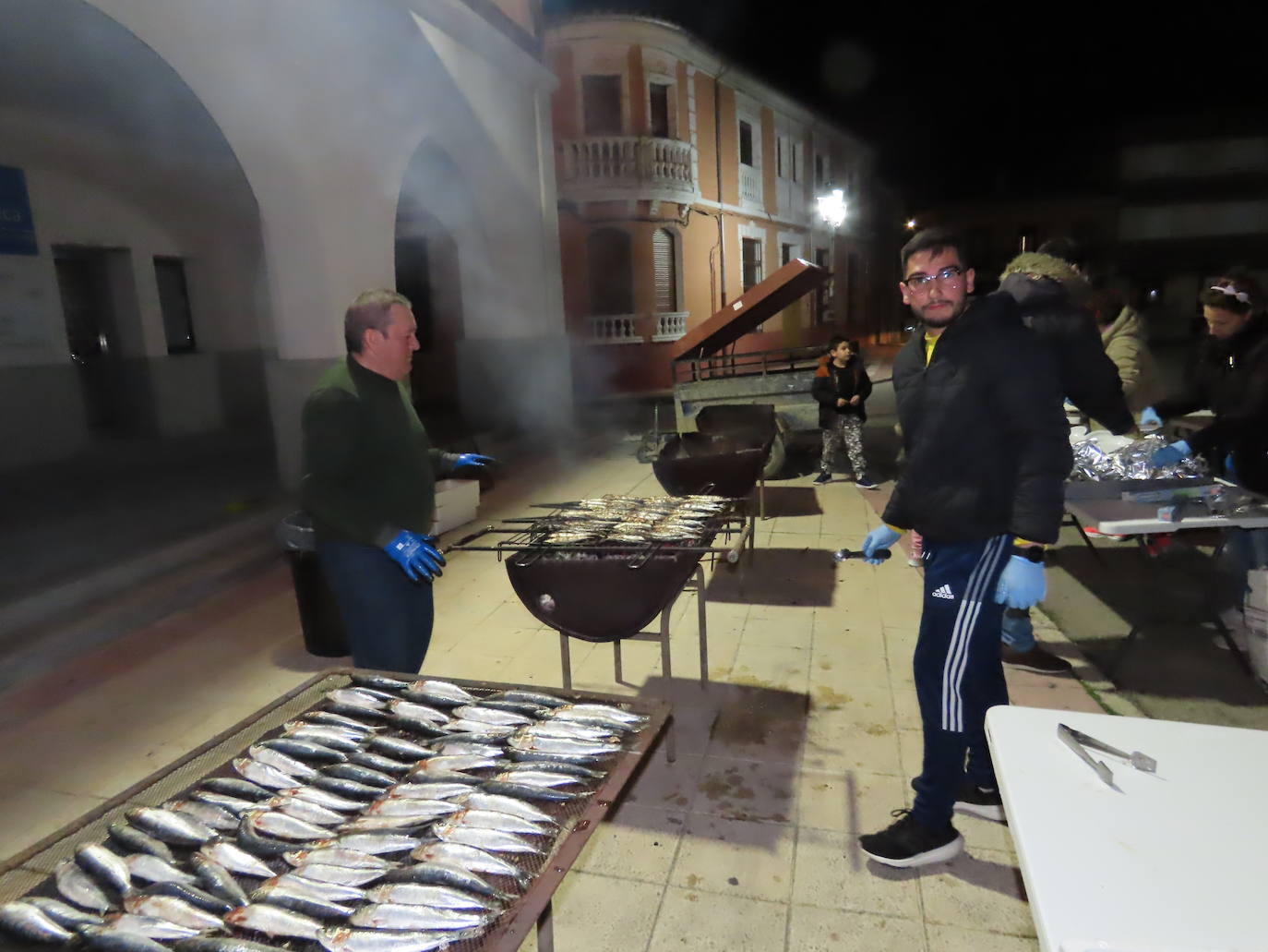 Sardinas para todos después de la misa de Ceniza en Cantalapiedra