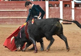 Derechazo de Daniel Luque al novillo de Talavante al que le cortó las dos orejas.