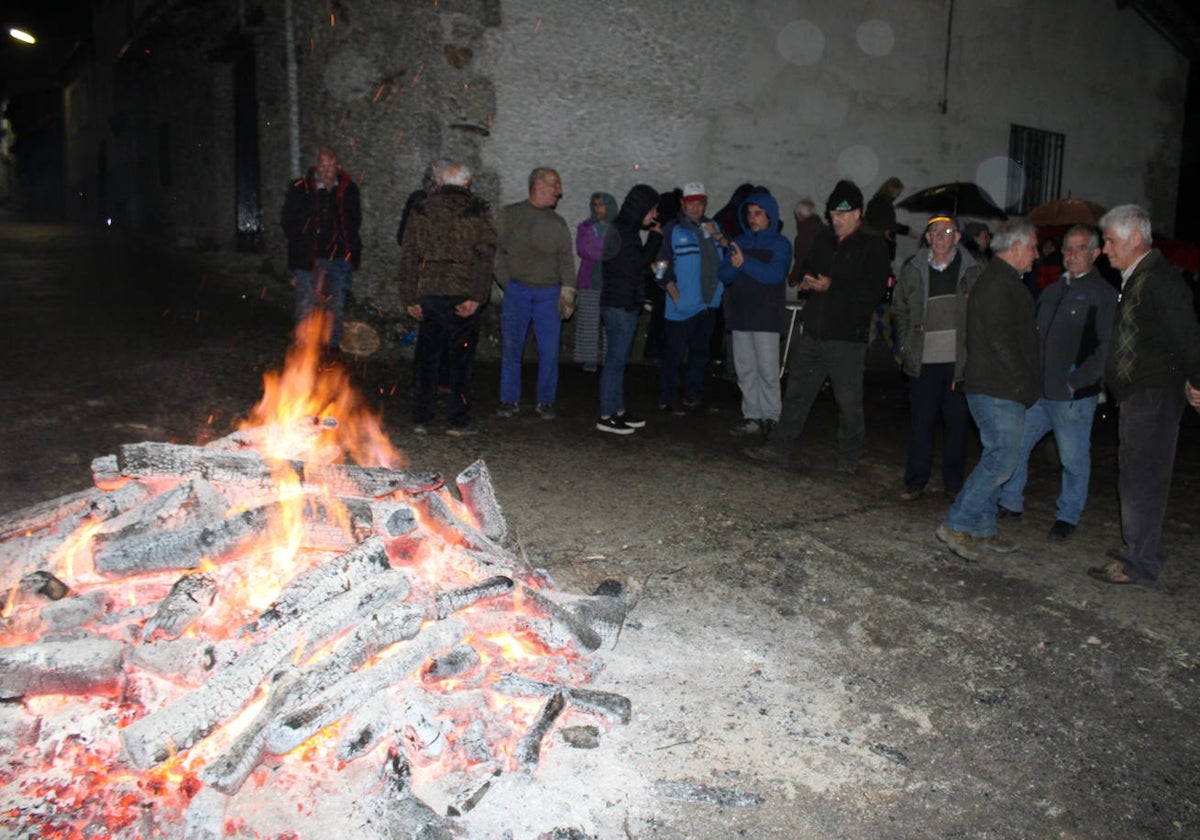 Fin de fiesta en Lagunilla en torno al fuego