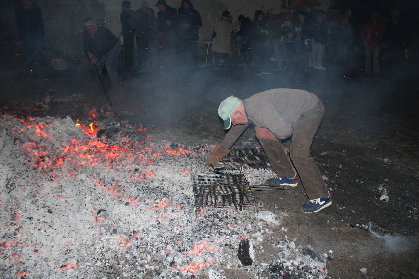 Fin de fiesta en Lagunilla en torno al fuego