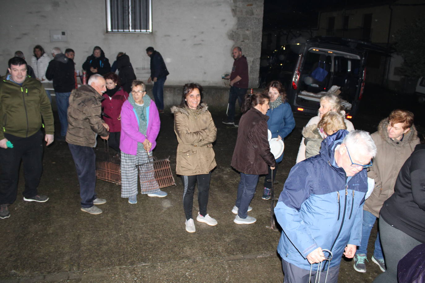 Fin de fiesta en Lagunilla en torno al fuego