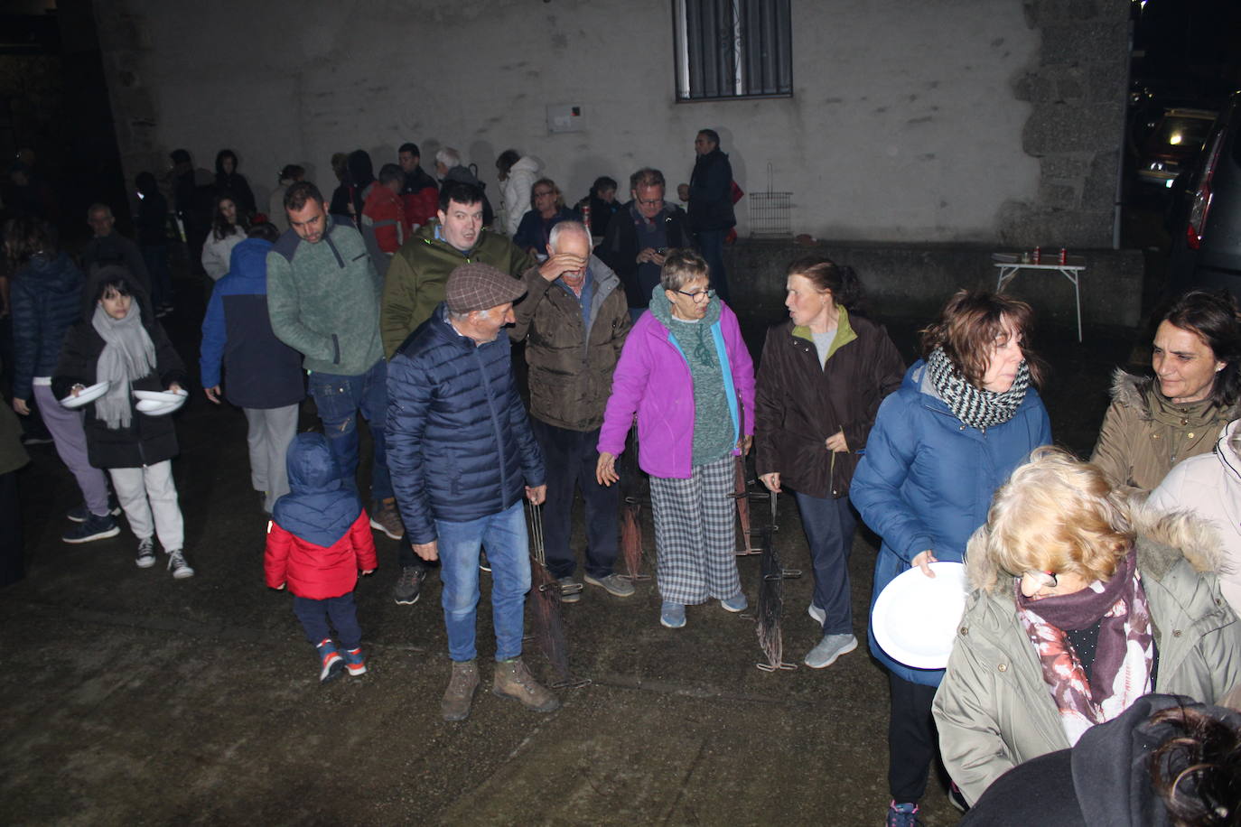 Fin de fiesta en Lagunilla en torno al fuego