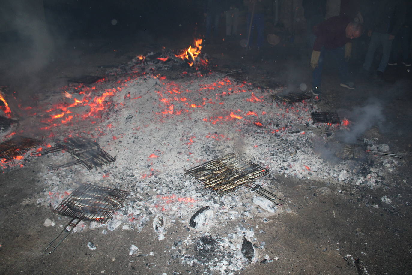 Fin de fiesta en Lagunilla en torno al fuego