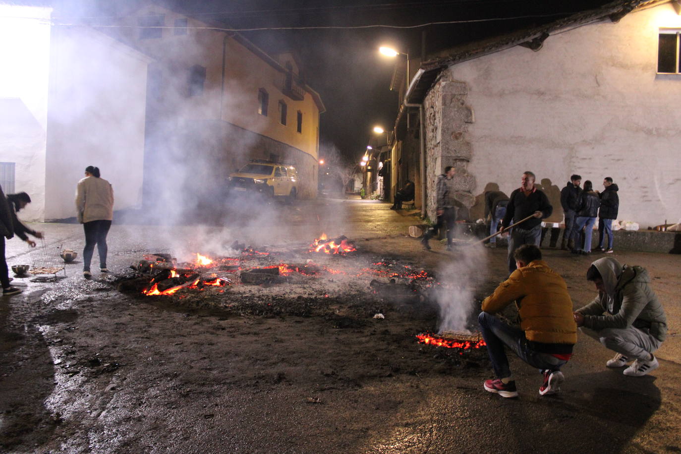 Fin de fiesta en Lagunilla en torno al fuego