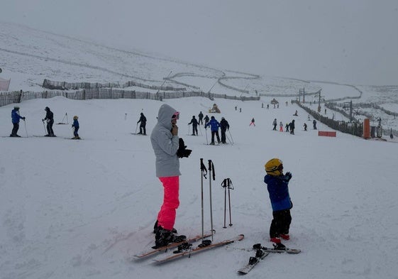 Imagen de esquiadores en las pistas de La Covatilla durante los días de Carnaval.