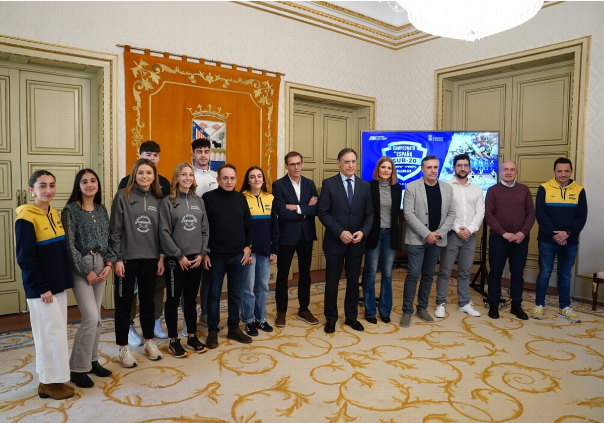 Carbayo, acompañado por varios atletas que van a estar en el Nacional sub 20, entrenadores, Almudena Parres, Antonio Sánchez y Casimiro Blanco.