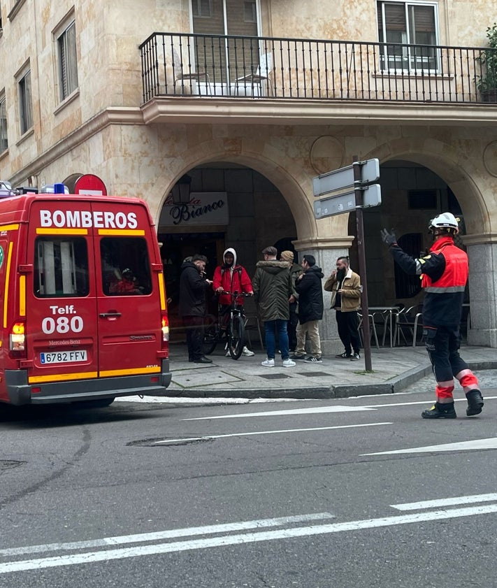 Imagen secundaria 2 - Rescatan a un repartidor que se había quedado encerrado en una pizzería de Gran Vía