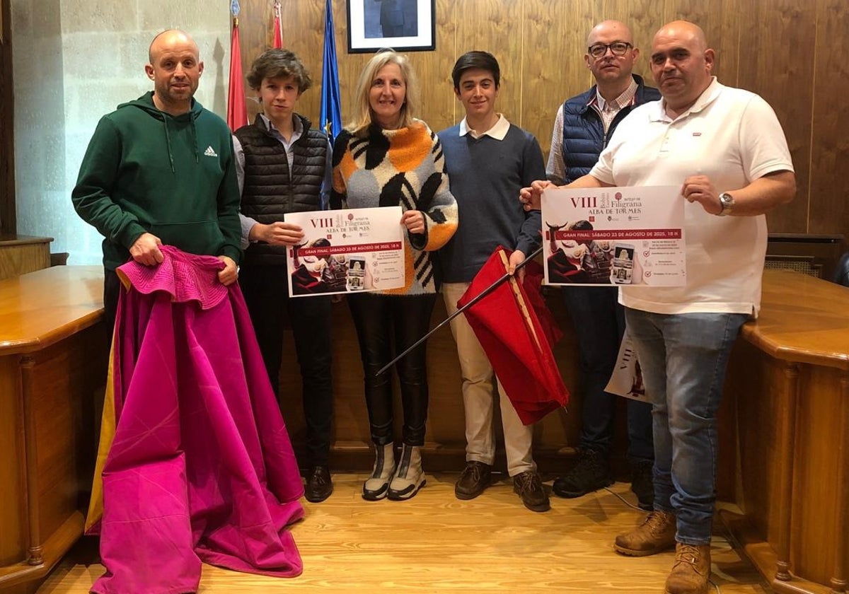 Iván González, Nico Pérez, Concepción Miguélez, Antonio García, David Moro y Jesús Mesonero, en la presentación del bolsín.