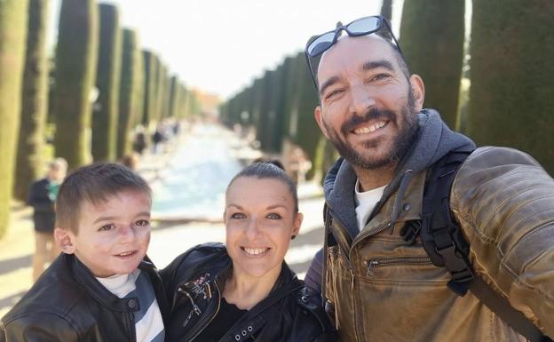 Javi, Carol y Diosda, posan en Córdoba.