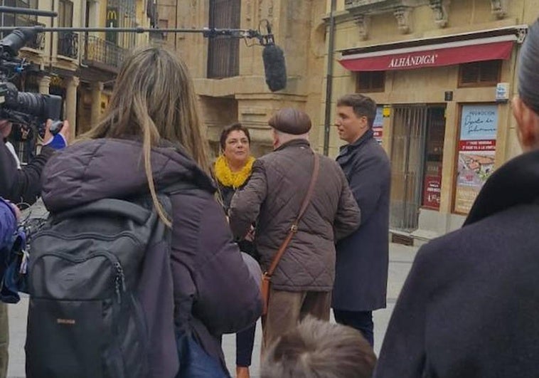 Xuso Jones charla en la Plaza del Corrillo con los concursantes del programa.