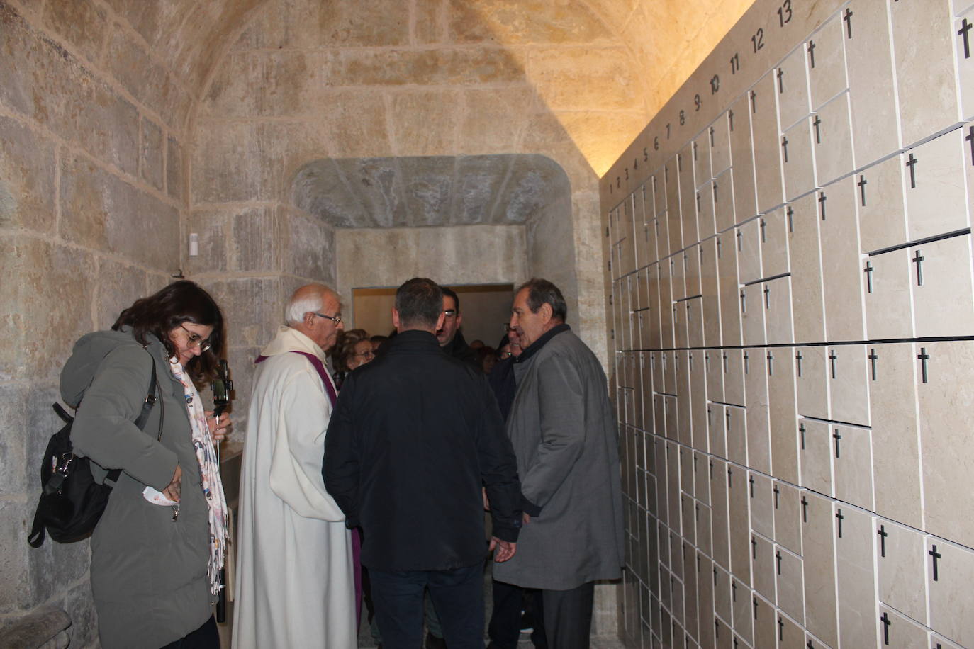 Los columbarios de la catedral de Ciudad Rodrigo, en marcha tras la bendición del obispo