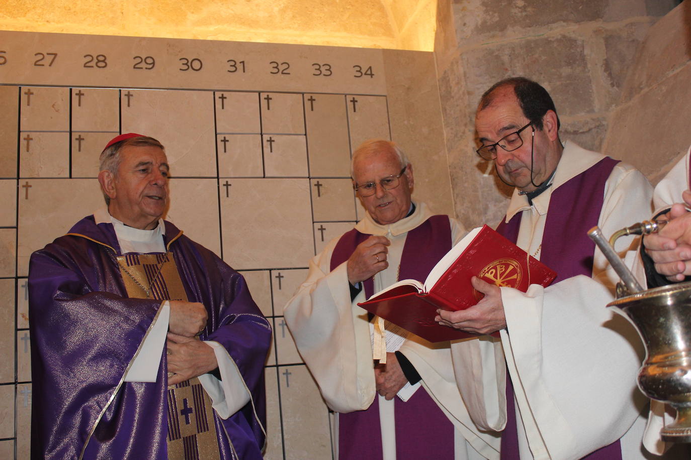 Los columbarios de la catedral de Ciudad Rodrigo, en marcha tras la bendición del obispo