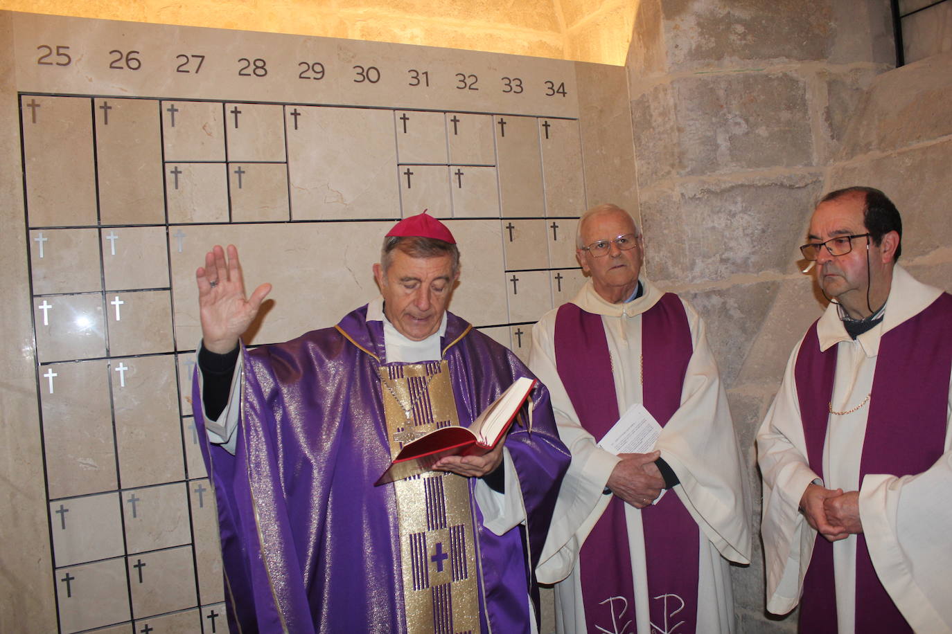 Los columbarios de la catedral de Ciudad Rodrigo, en marcha tras la bendición del obispo