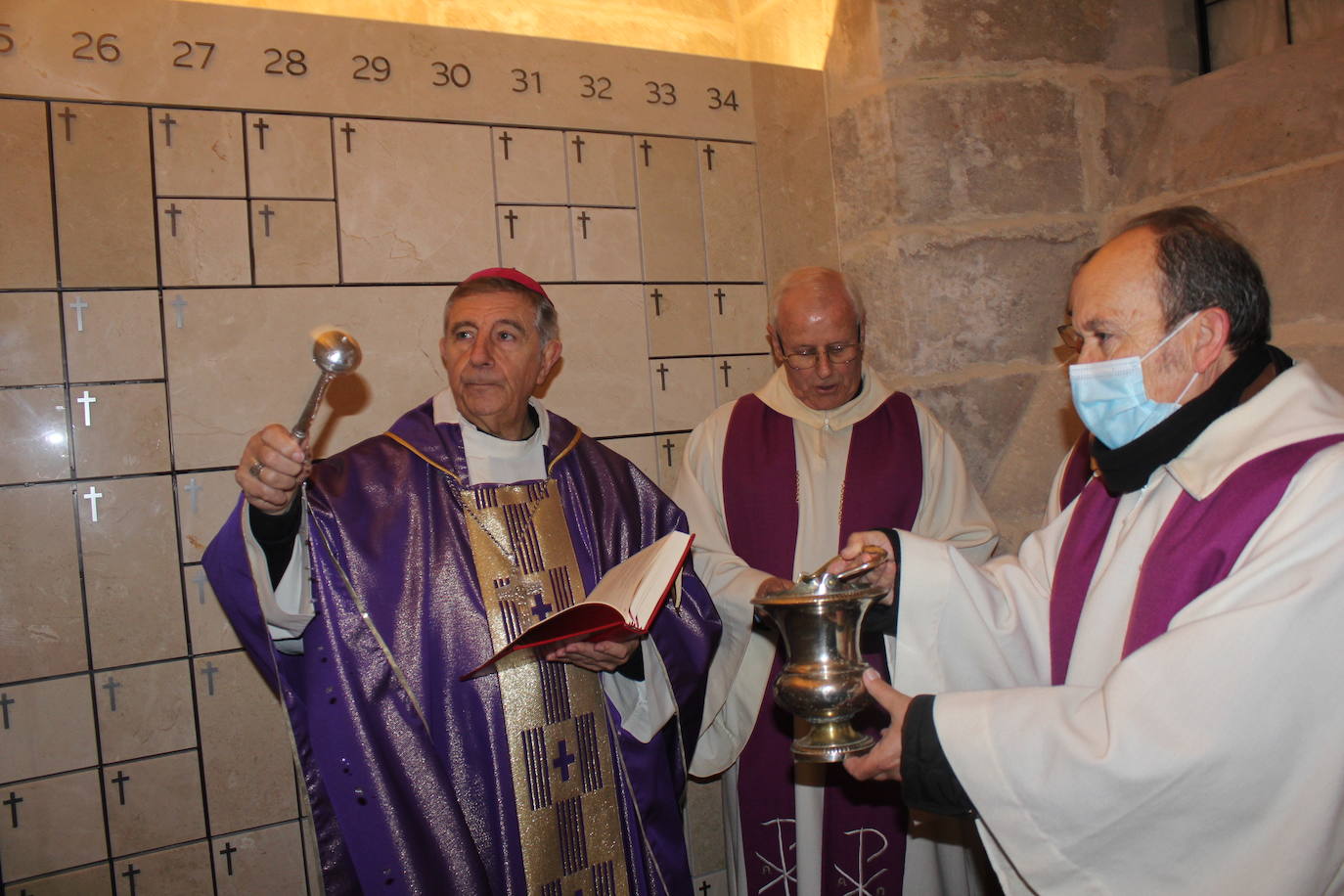 Los columbarios de la catedral de Ciudad Rodrigo, en marcha tras la bendición del obispo