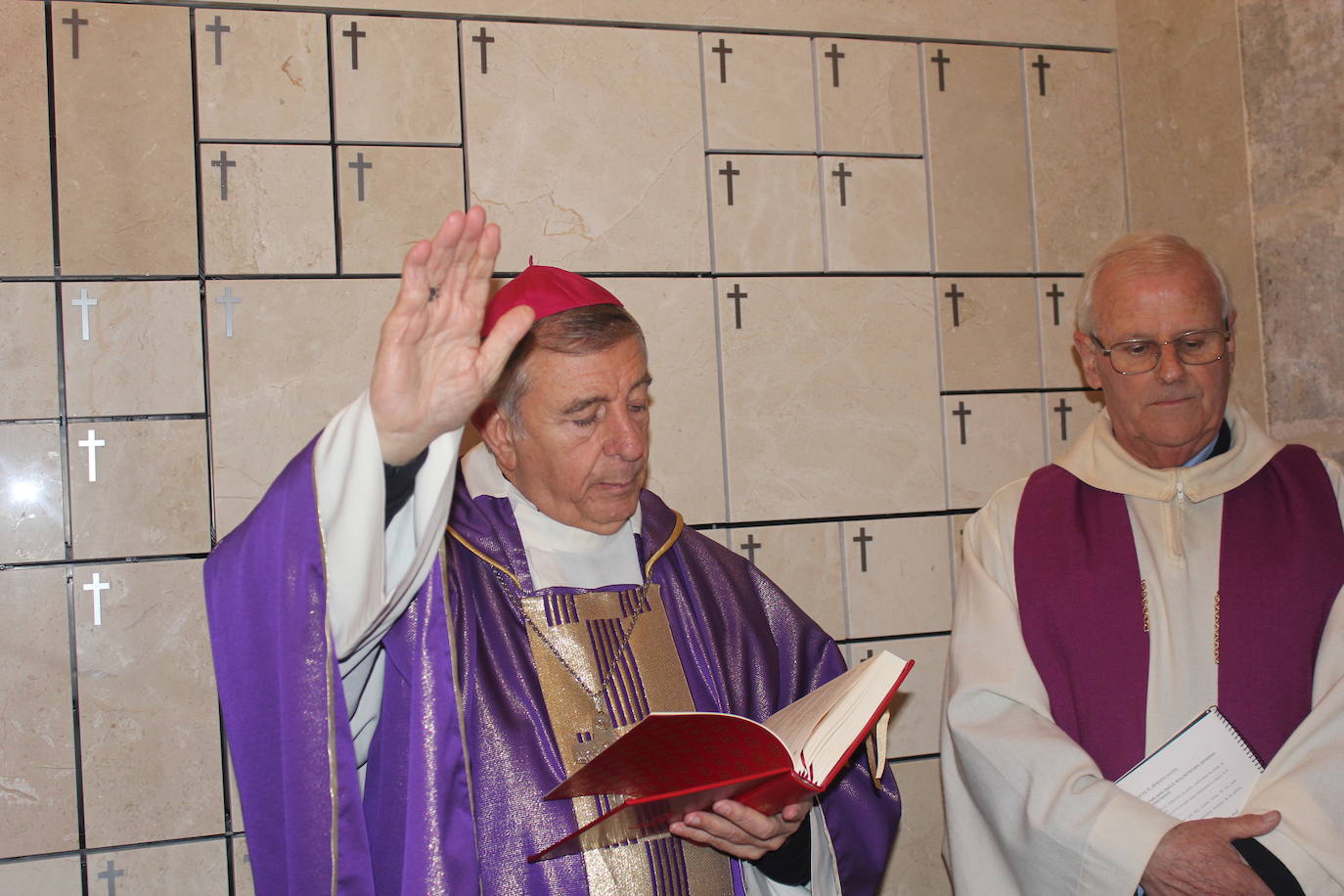 Los columbarios de la catedral de Ciudad Rodrigo, en marcha tras la bendición del obispo