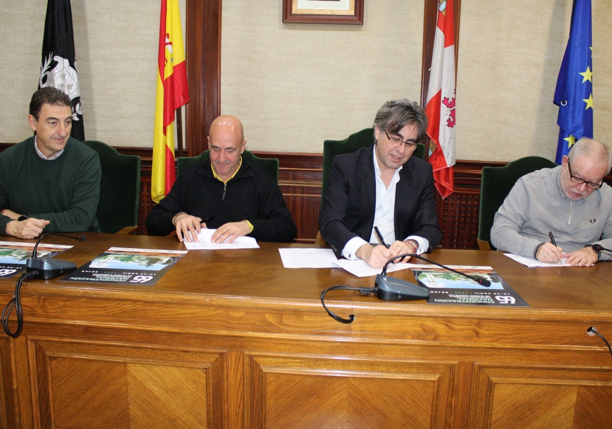 Rubén Martín, Segismundo Ferrero, Luis Francisco Martín y José Vicente Clemente, en la firma del convenio entre el Ayuntamiento de Béjar y la Federación nacional.